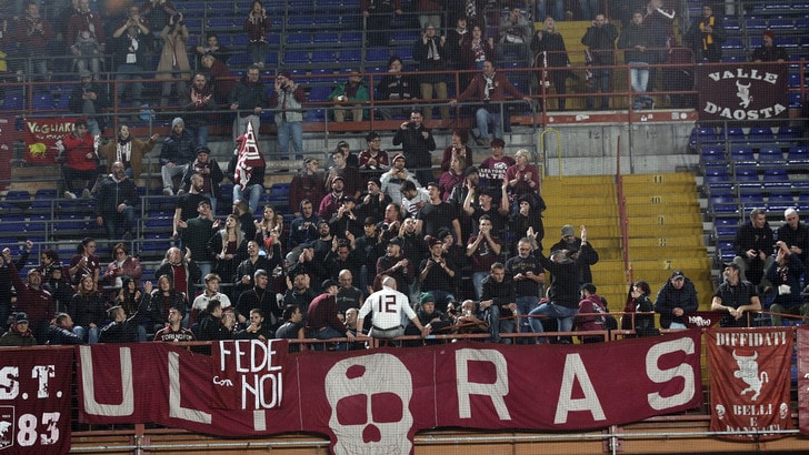 Torino contestato dai tifosi al rientro da Genova: cori contro Cairo e Mazzarri