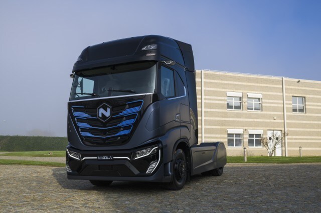 Nikola Tre, il primo camion elettrico in Europa: gli scatti