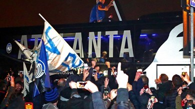 Atalanta, notte di festa: migliaia di tifosi in delirio all'aeroporto