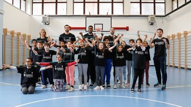 I giocatori dell'Olimpia si allenano con con i bambini della 4C della scuola primaria Baroni