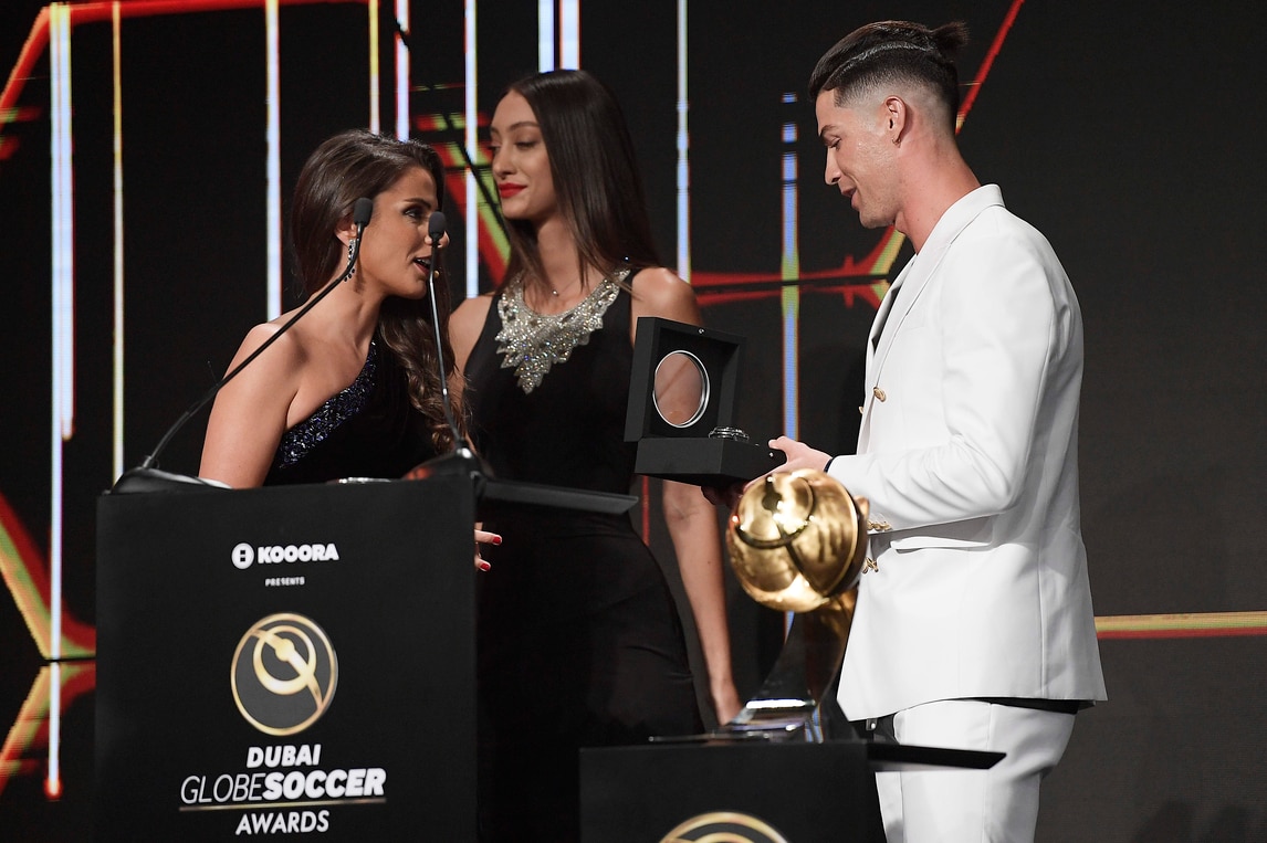 Ronaldo con il codino! Il look bianconero ai Globe Soccer Awards