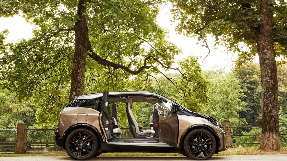 BMW i3 42 kWh: gli scatti