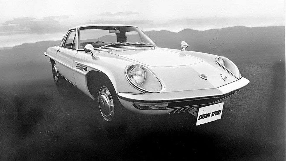 Arrivato sul mercato nel lontano 1967 è uno dei modelli più iconici della Casa di Hiroshima, nonché il primo ad essere stato equipaggiato col sofisticato motore Wankel