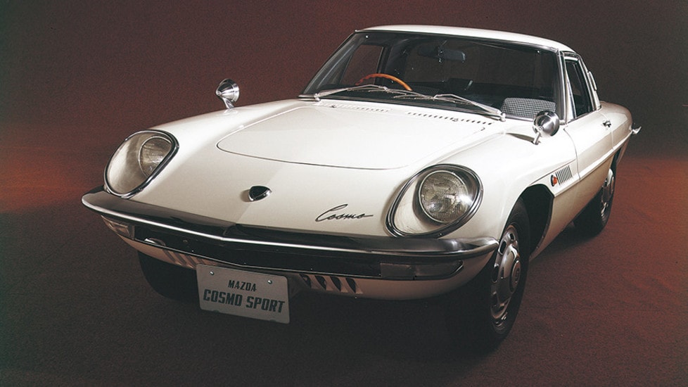 Arrivato sul mercato nel lontano 1967 è uno dei modelli più iconici della Casa di Hiroshima, nonché il primo ad essere stato equipaggiato col sofisticato motore Wankel