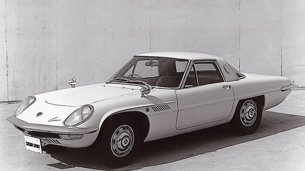 Arrivato sul mercato nel lontano 1967 è uno dei modelli più iconici della Casa di Hiroshima, nonché il primo ad essere stato equipaggiato col sofisticato motore Wankel