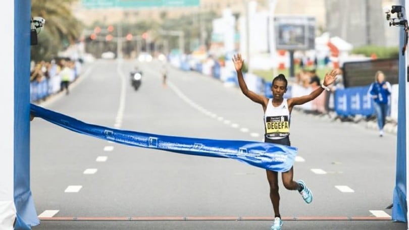 Standard Chartered Dubai Marathon, al traguardo undici uomini in una manciata di secondi