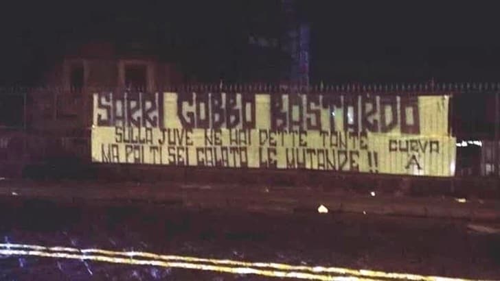 Napoli-Juve, striscioni di insulto contro Sarri