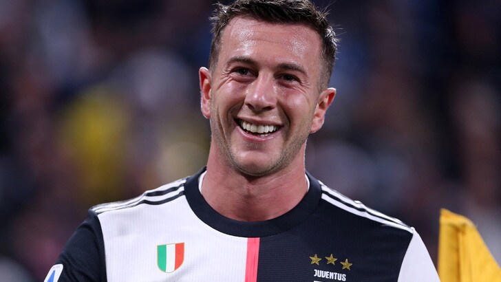 Juve, Bernardeschi fa felici i bambini di Carrara