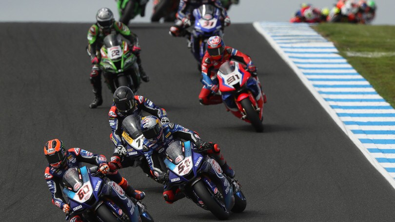 SBK, Toprak Razgatlioglu trionfa in gara-1 a Phillip Island, Lowes 2°