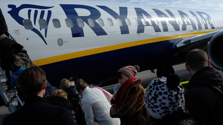 Coronavirus, Ryanair annuncia altri tagli ai voli per l'Italia
