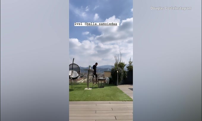 Juve in isolamento, Douglas Costa si diverte con il cane