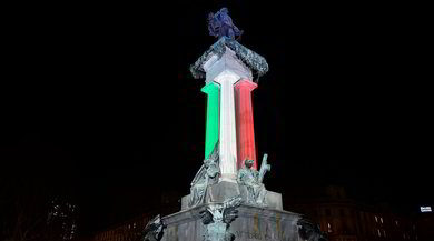 Torino, la statua di Vittorio Emanuele II con il tricolore