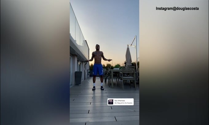 Quarantena Juve, Douglas Costa salta la corda per allenarsi