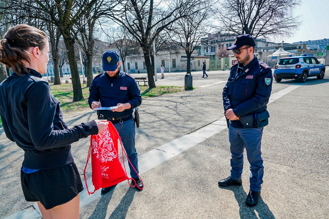 Coronavirus, runner controllati dalla Polizia nei parchi a Torino e Milano