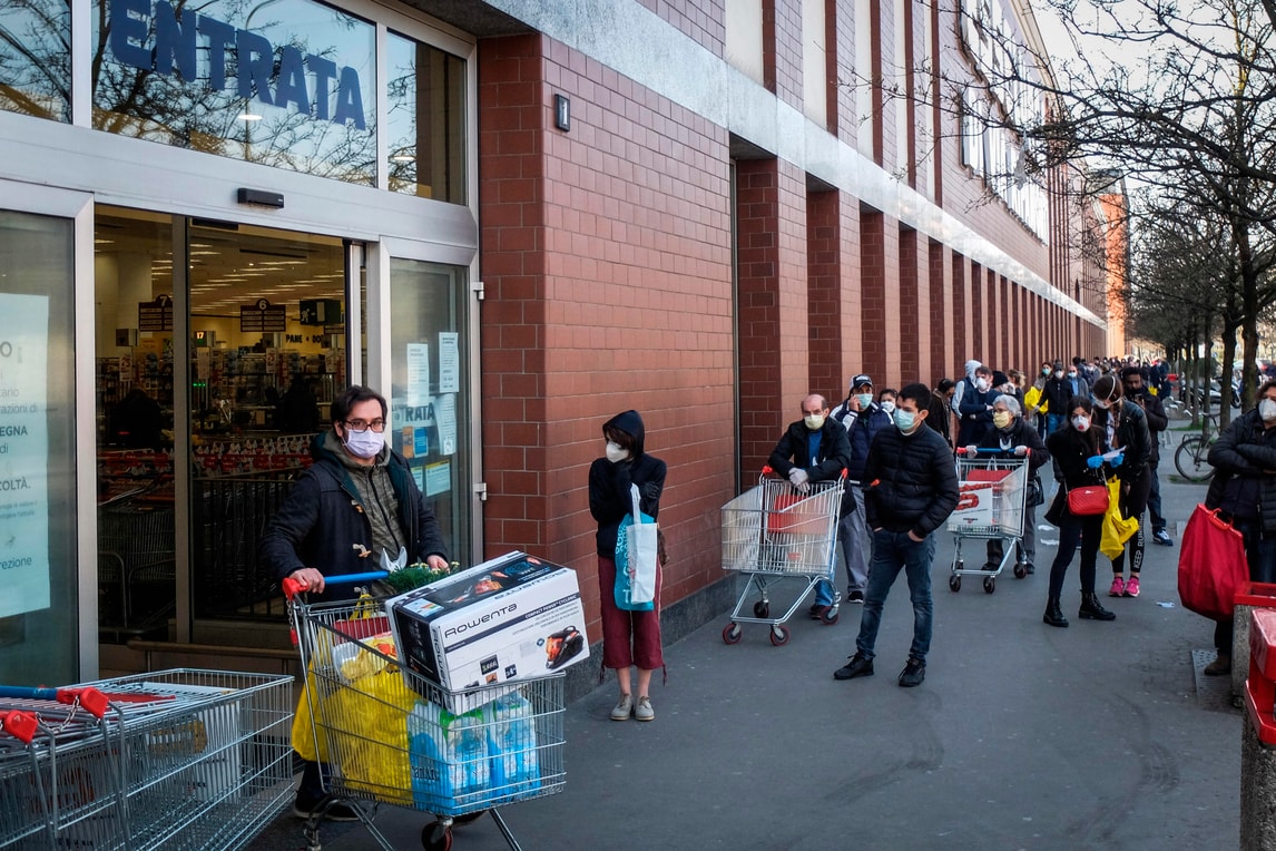 Coronavirus, code dall'alba nei supermercati