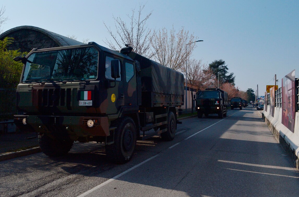 Coronavirus, Esercito Italiano trasporta le salme dei deceduti