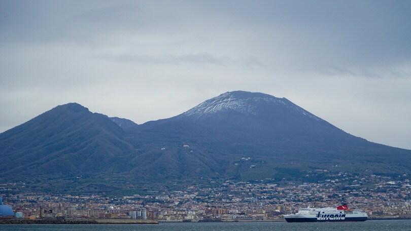 Napoli, Vesuvio imbiancato e strade deserte: scenario suggestivo