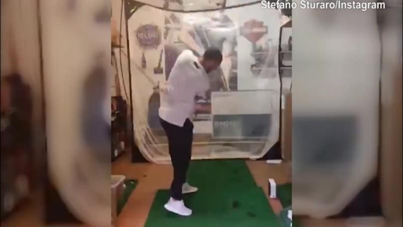 Sturaro si diverte con il golf in casa