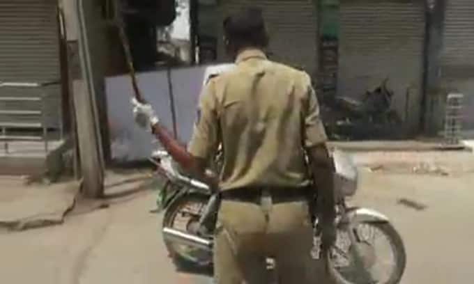 Coronavirus, polizia in India bastona chi è fuori casa