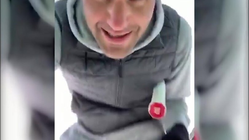 Federer si allena in mezzo alla neve