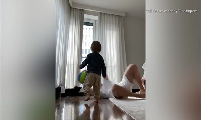 Juve, Szczesny si allena e si diverte con il proprio figlio