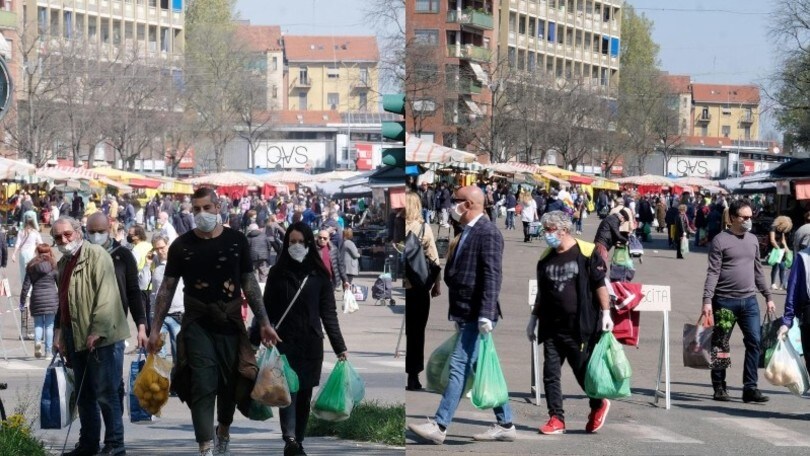 Torino, assembramento di cittadini al mercato di Corso Brunelleschi
