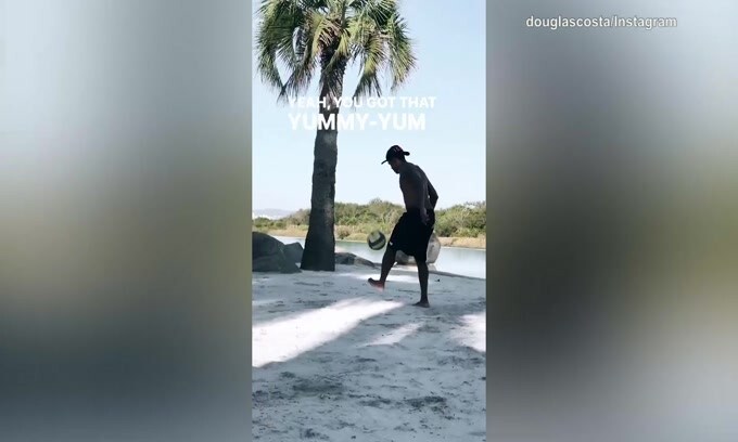 Douglas Costa in spiaggia con il pallone: che voglia di giocare!