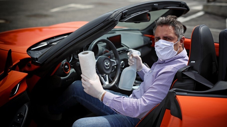 Sanificare l'auto per battere il coronavirus: le foto