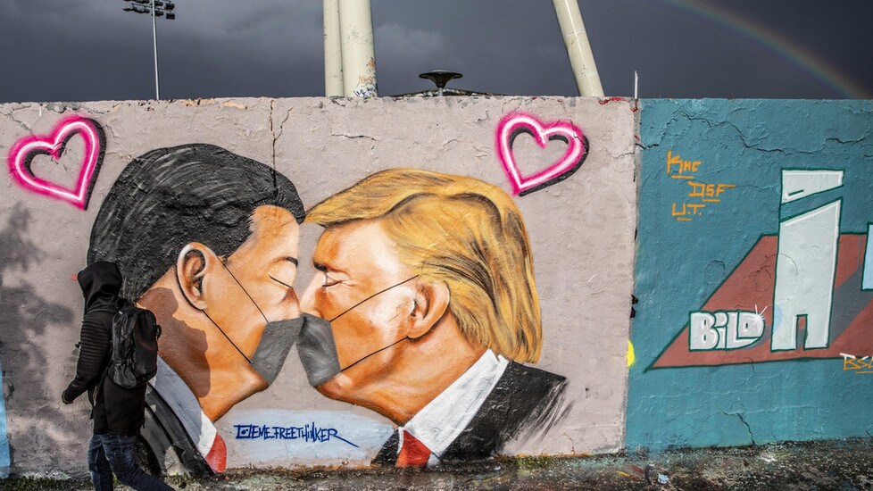 La Street Art Di Berlino Non Risparmia Trump E Xi Jinping Il Bacio In Mascherina Tuttosport
