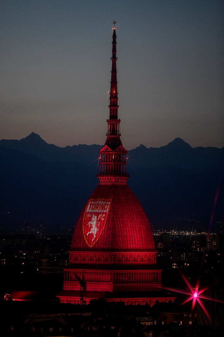 La Mole Antonelliana e il gioco di luci per il Grande Torino