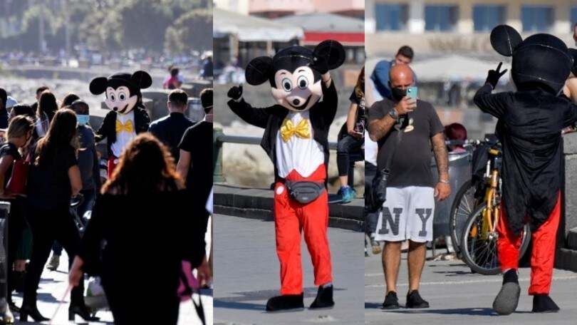 Tra la folla del lungomare di Napoli ecco anche Topolino