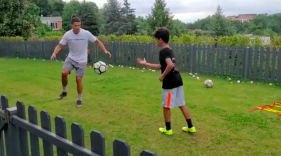 Cristiano Ronaldo, allenamento con il figlio