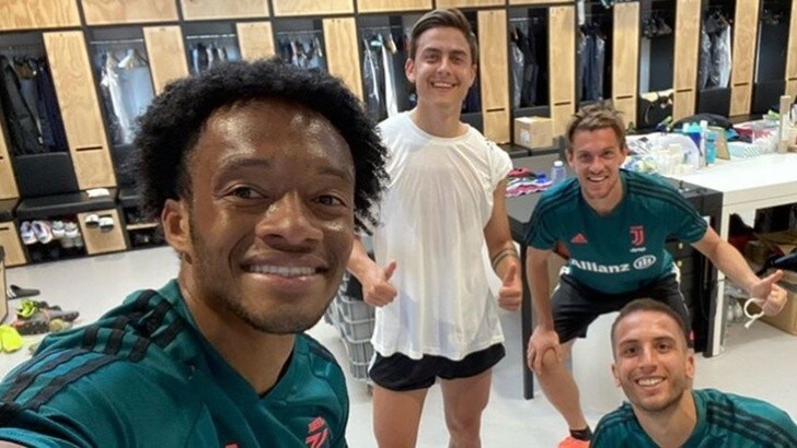 Juve, Cuadrado posa con Dybala, Rugani e Bentancur. E Demiral:
