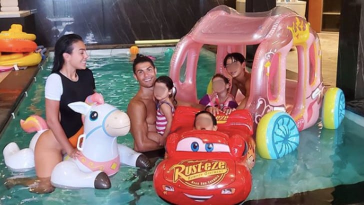 Ronaldo e Georgina, relax in famiglia nella piscina di casa