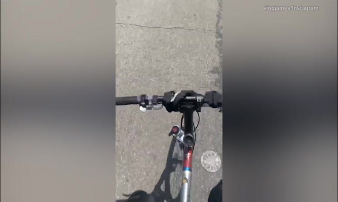 LeBron James, giro in bici per Los Angeles