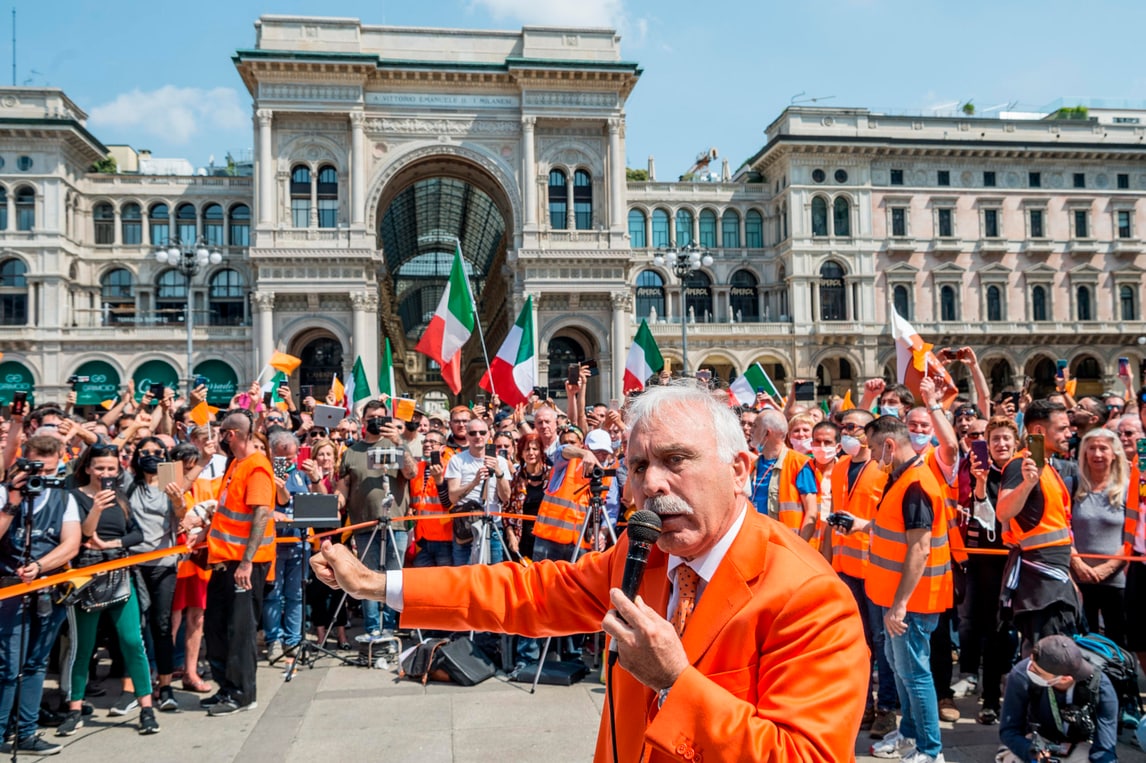 Incredibile A Milano Manifestazione Senza Mascherine A Piazza Duomo