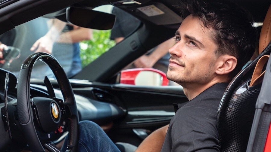 Leclerc in “Le grand rendez-vous" sulla Ferrari SF90 Stradale FOTO
