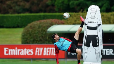 Il Milan prosegue gli allenamenti: le acrobazie di Romagnoli