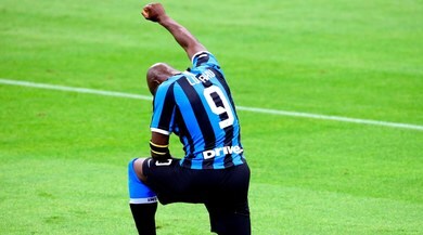 Lukaku in ginocchio per George Floyd: l'esultanza in Inter-Sampdoria