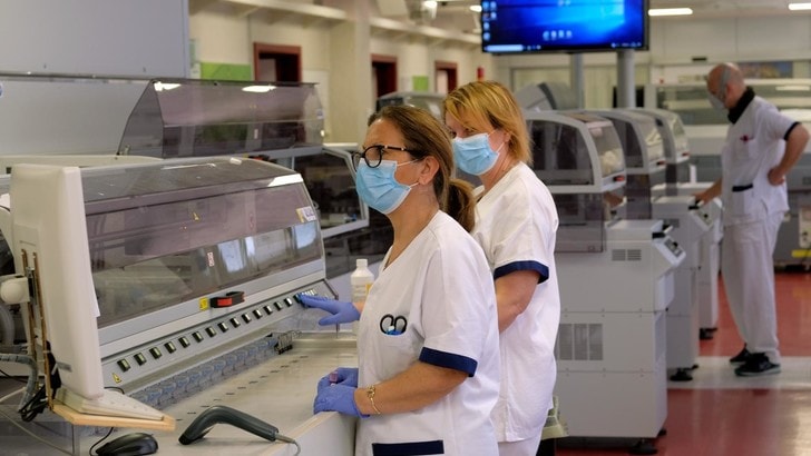 Coronavirus, calano i tamponi e i decessi ma c'è un lieve aumento dei casi