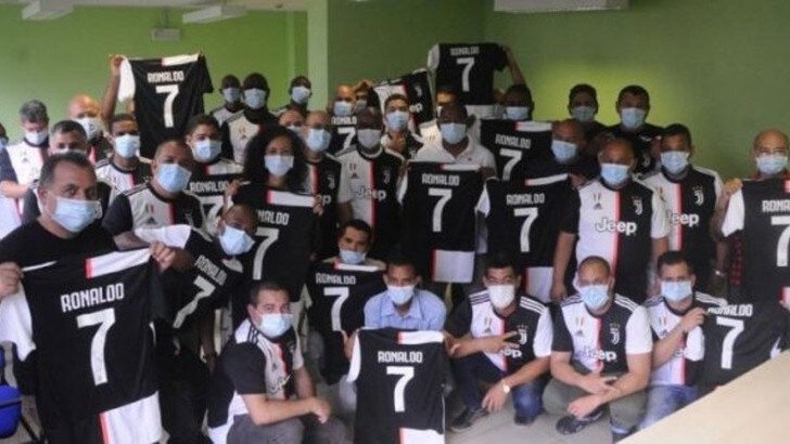 Cristiano Ronaldo omaggia i medici cubani: donate le sue maglie della Juve