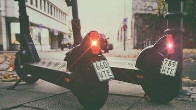 Milano, monopattini elettrici e incidenti: ipotesi casco obbligatorio