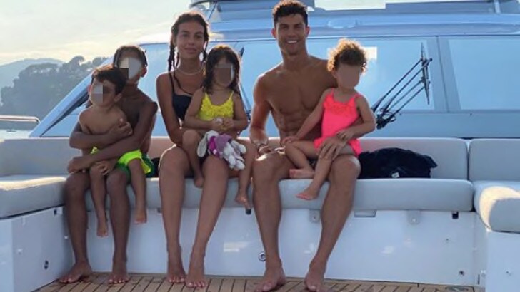 Cristiano Ronaldo festeggia lo scudetto Juve sul nuovo yacht da sei milioni di euro