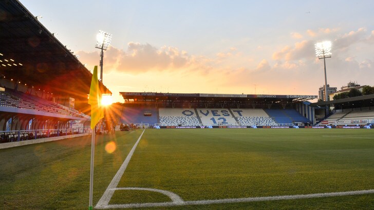 Spal, striscione e testa di maiale davanti al