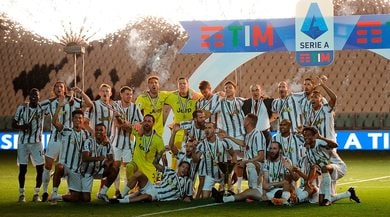 Juve, è festa grande! Cristiano Ronaldo bacia lo scudetto