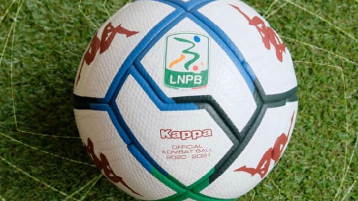 Serie B, presentato il nuovo pallone Kombat Ball 2021