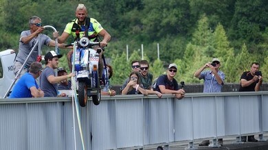 Giù per una diga e fa il pendolo con una Vespa VIDEO