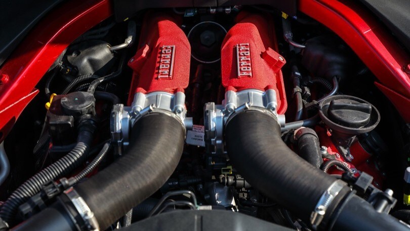 Nuova Ferrari Roma, la prova su strada è un tuffo nella Dolce Vita