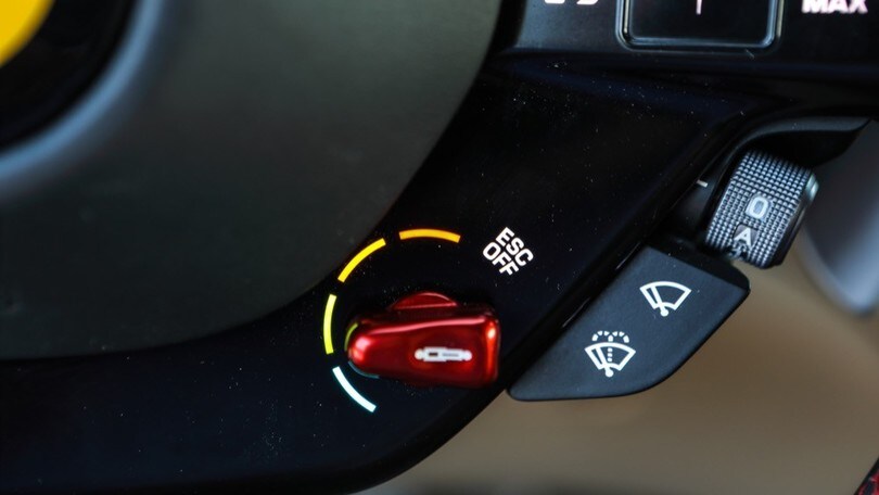 Nuova Ferrari Roma, la prova su strada è un tuffo nella Dolce Vita