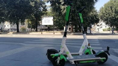 Roma, in due sul monopattino si scontrano con mezzo Ama